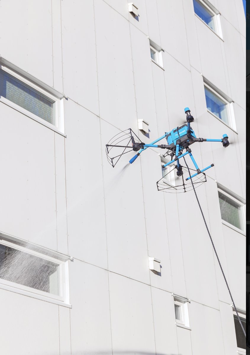 Drone KTV aplicando impermeabilización en fachada